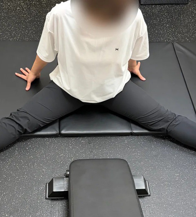 開脚のビフォー。座って脚を開いている