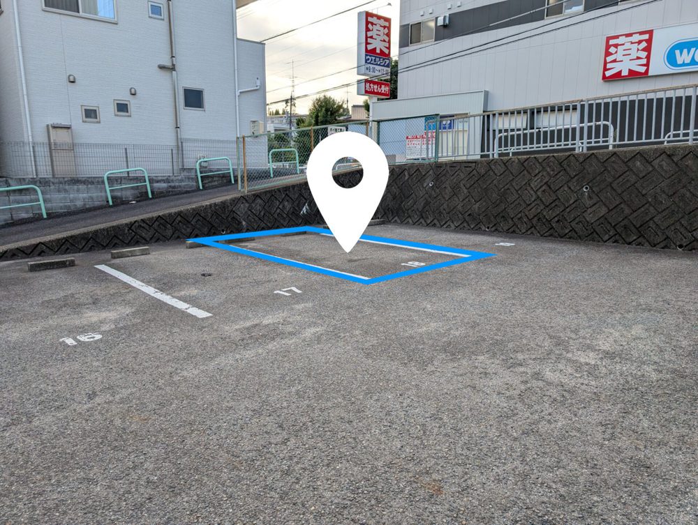 駐車場の18番区画。青い枠とピンで示している