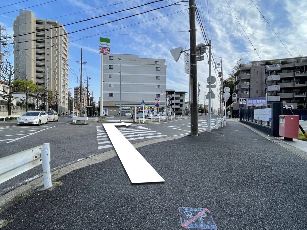 ファミリーマート前の横断歩道。矢印は渡って斜め右へ