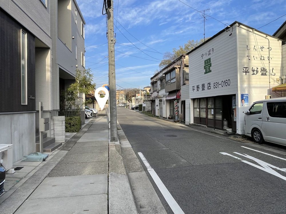 Flex Labのある通り。ピンが建物の位置を示している